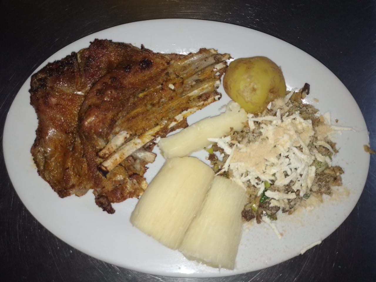 Costillas con yuca y ensalada — Restaurante Santandereano Donde La Nona