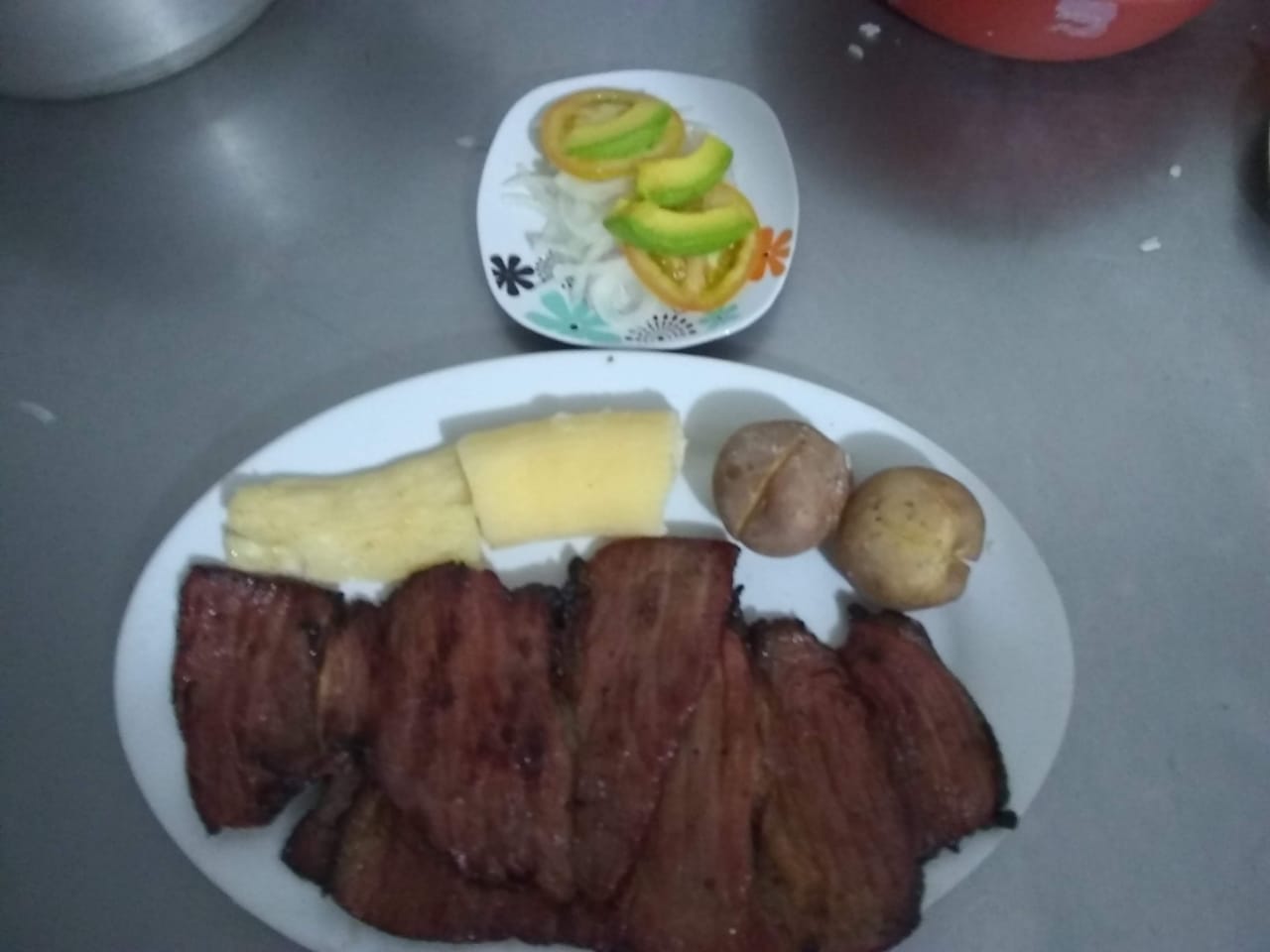 Carne asada con aguacate — Restaurante Santandereano Donde La Nona