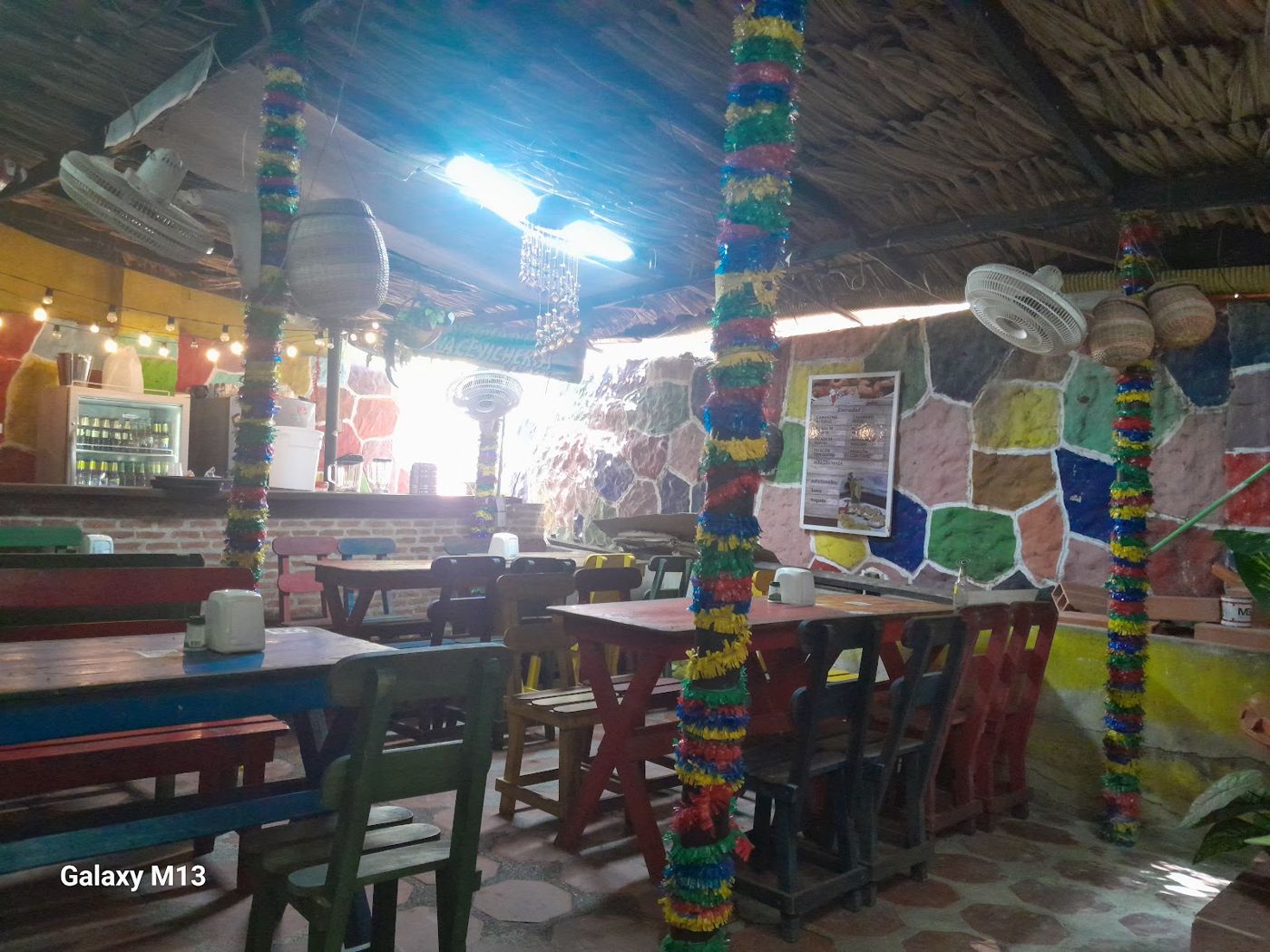 Salón de columnas coloridas — RESTAURANTE TAGANGA