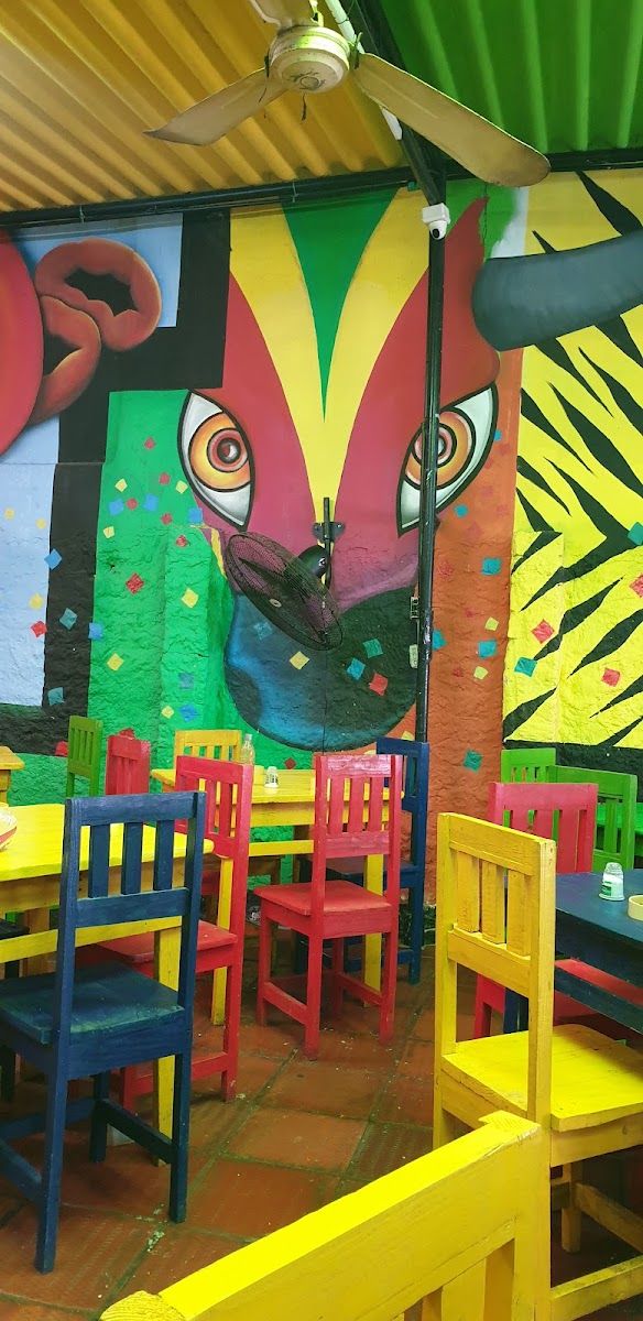 Murales y sillas de colores — RESTAURANTE TÍPICO Donde El PEN