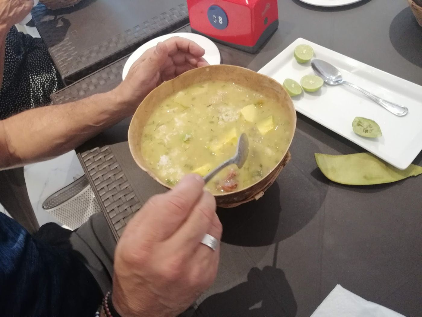 A la mesa — RESTAURANTE TÍPICO Donde El PEN