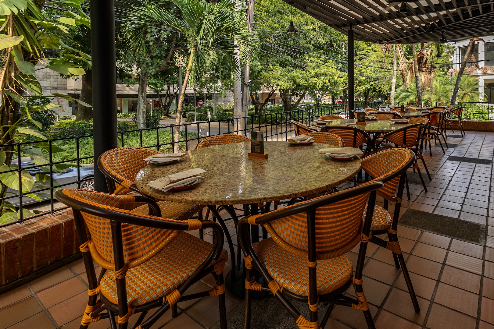Terraza rodeada de plantas — Restaurante Tizones