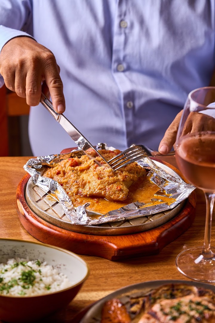 Comensal disfrutando un corte — Restaurante Tizones