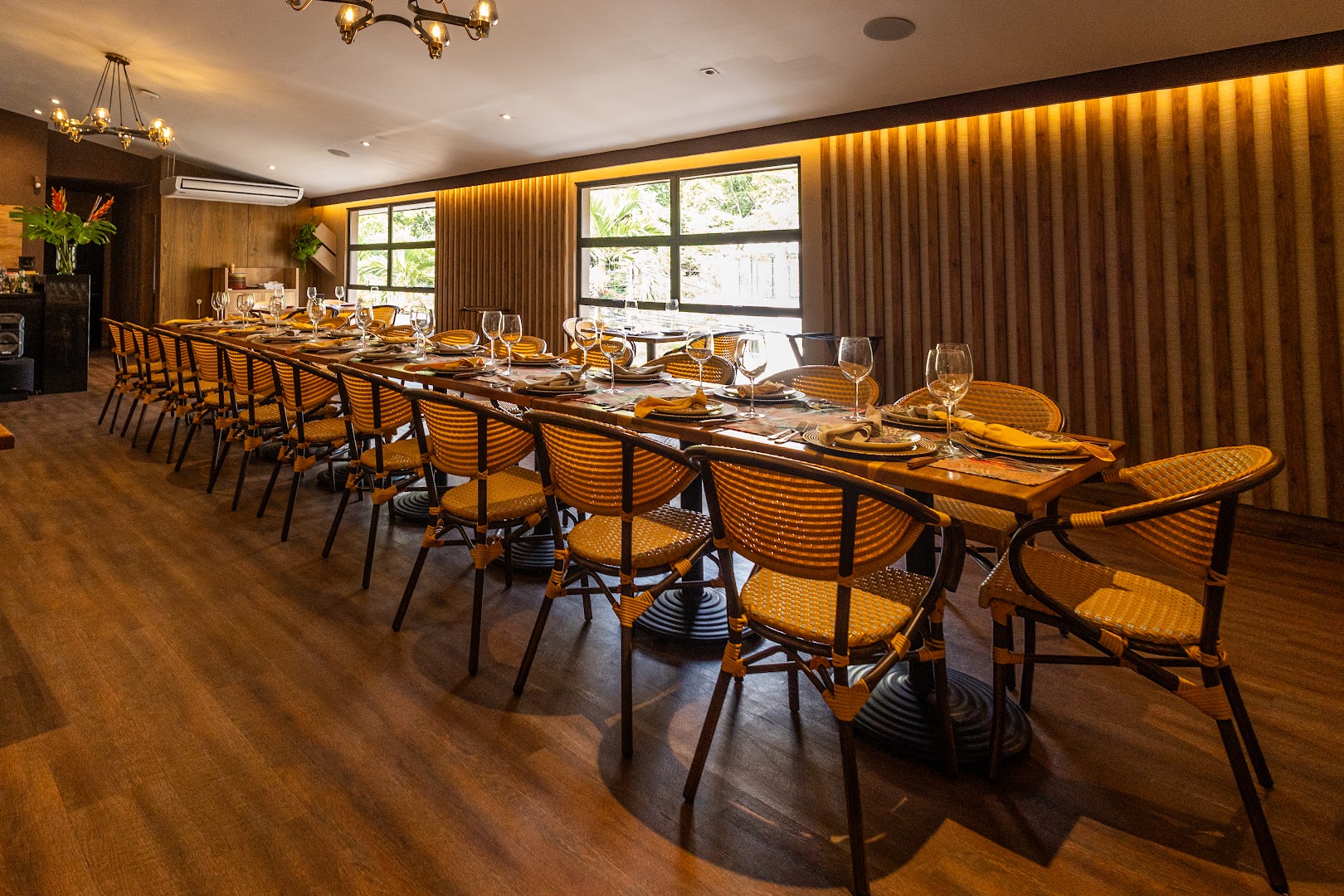 Comedor con mesa larga — Restaurante Tizones