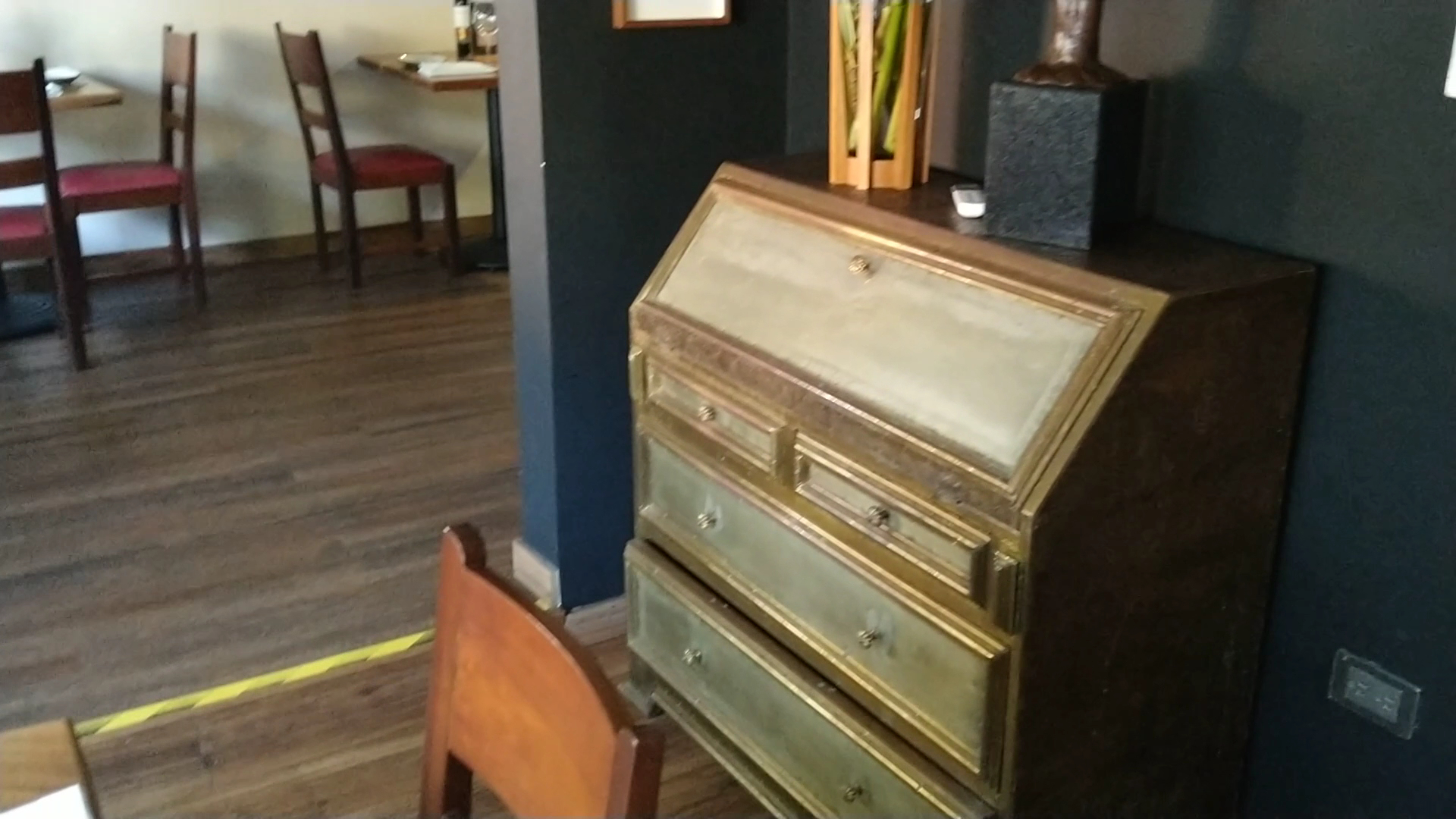 Cómoda de madera decorativa — Restaurante Tizones
