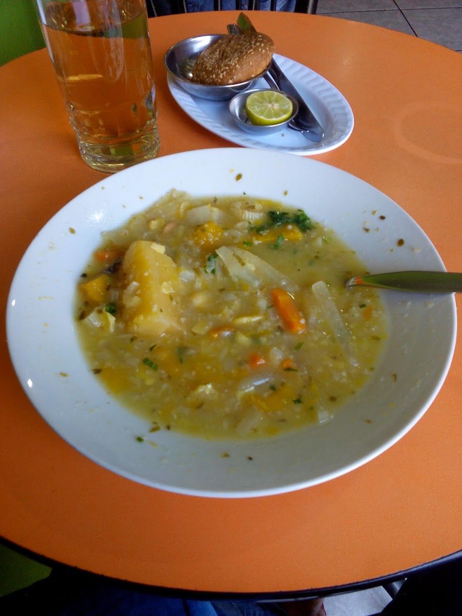 Sopa con verduras — Restaurante vegetariano Fernandito
