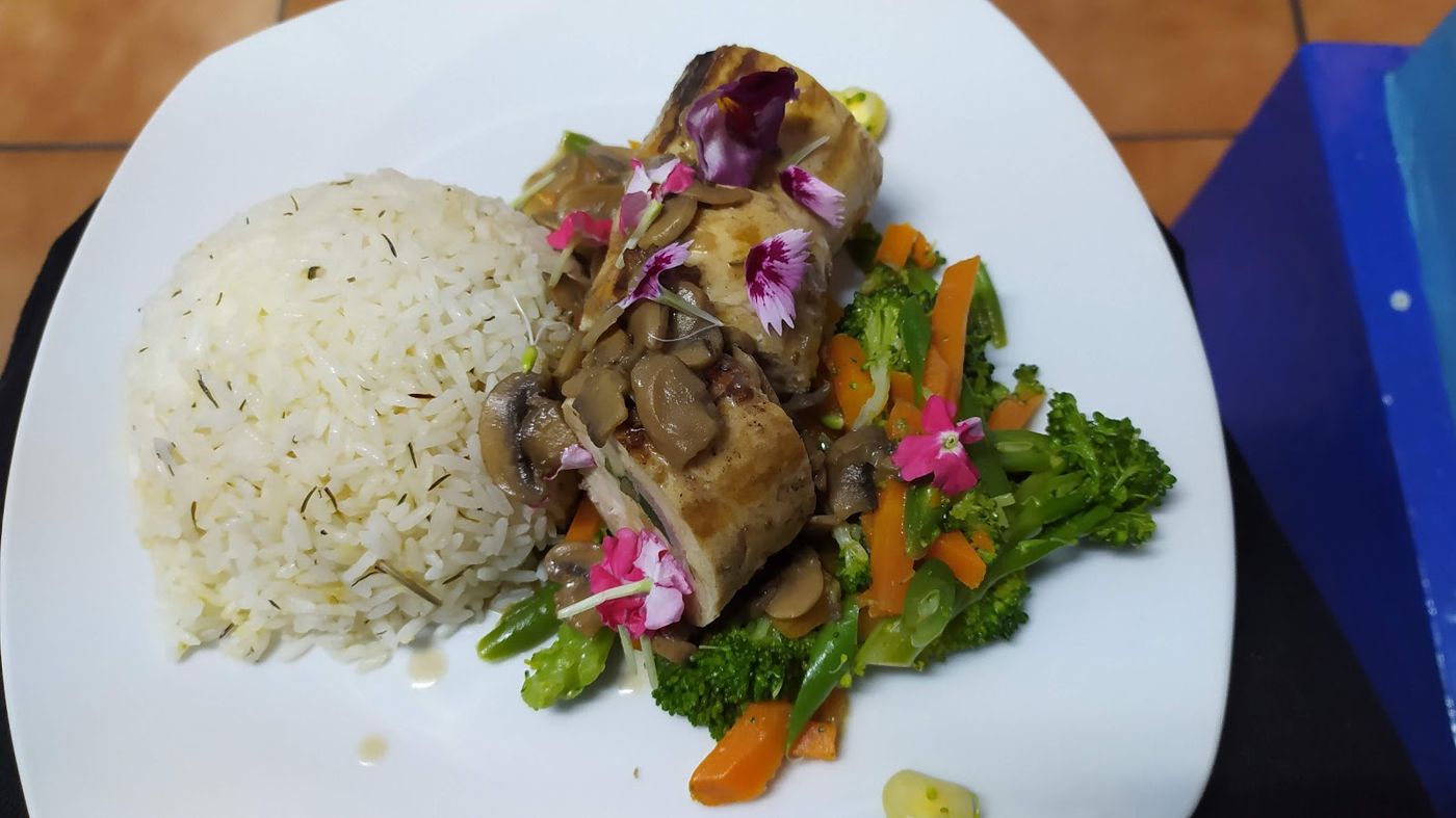 Arroz con verduras y flores — Restaurante Vegetariano Fuente Natural