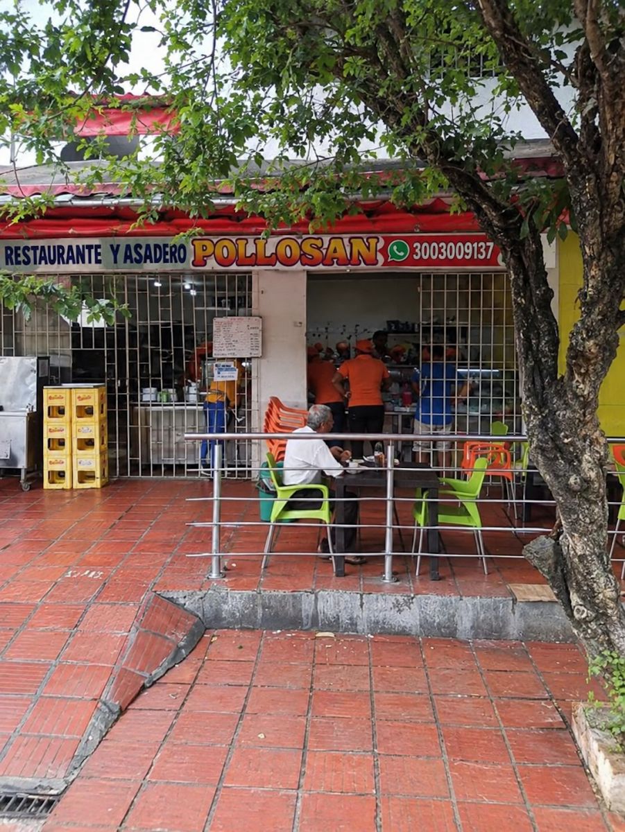 Terraza con mesas — Restaurante y Asadero Pollosan