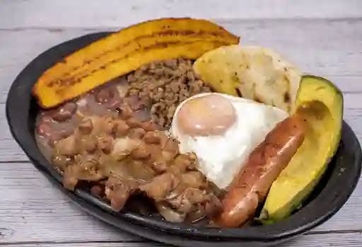 Plato con chicharrón, patacón, huevo y arepa