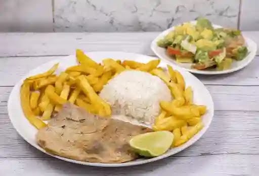 Carne con papas fritas y arroz — Restaurante Y Cafeteria El Sazón De Mi Tolima