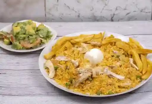 Arroz con pollo y ensalada — Restaurante Y Cafeteria El Sazón De Mi Tolima