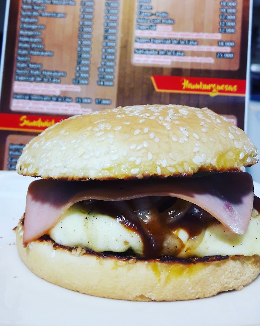 Hamburguesa con huevo y jamón — Restaurante y Comidas Rápidas El Fogón Búcaro