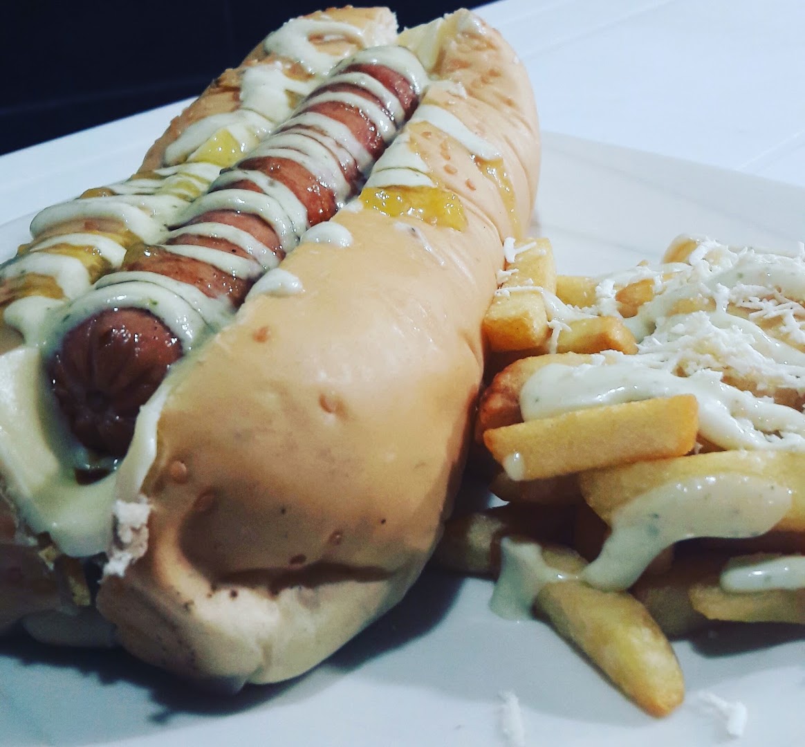 Perro caliente con papas — Restaurante y Comidas Rápidas El Fogón Búcaro