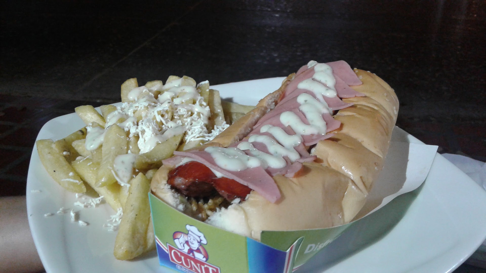 Hot dog con papas y salsas — Restaurante y Comidas Rápidas El Fogón Búcaro