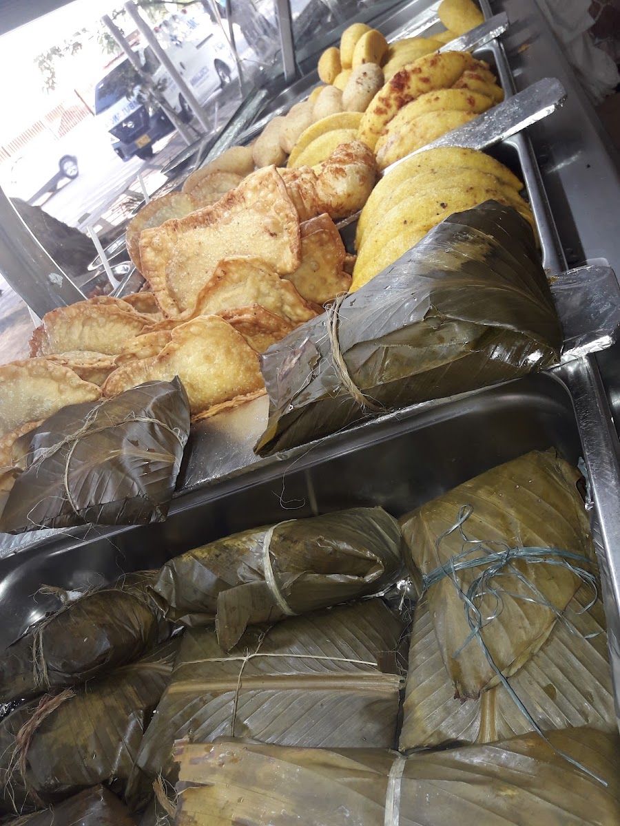 Fritos y bollos en hoja — Restaurante Y Frutera Don King
