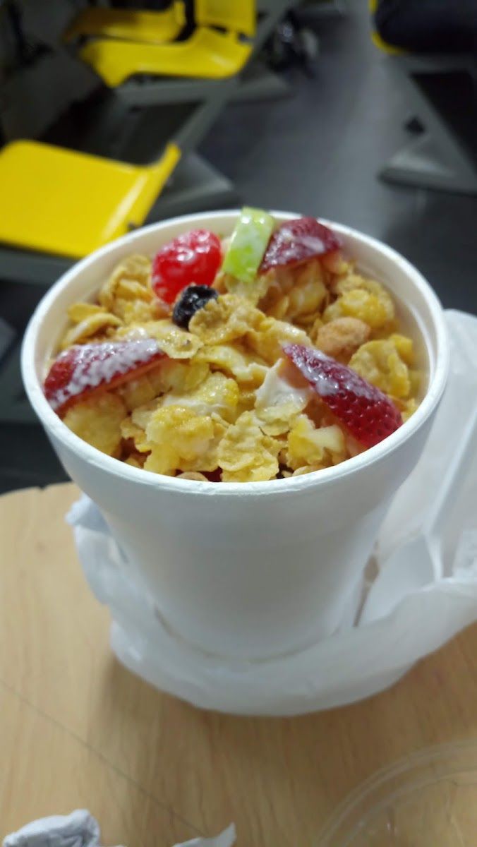 Vaso de frutas con fresas — Restaurante Y Frutera Don King