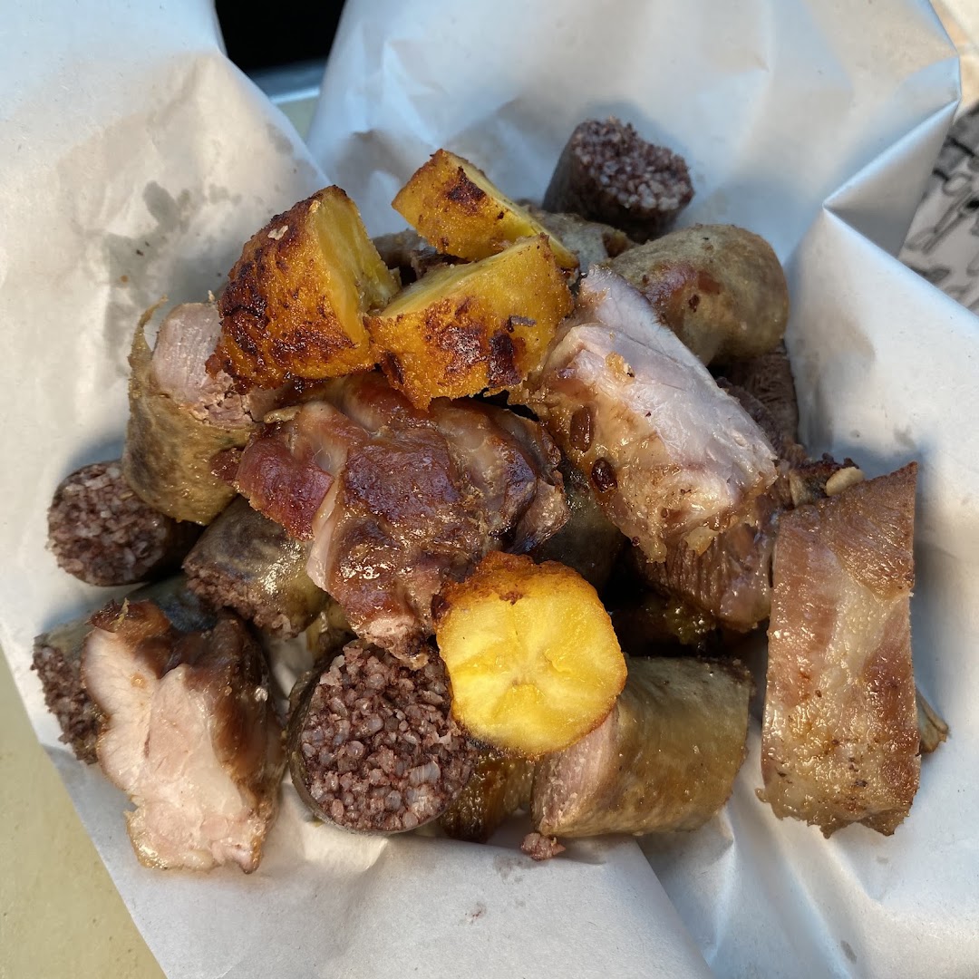 Chicharron dorado servido en bandeja