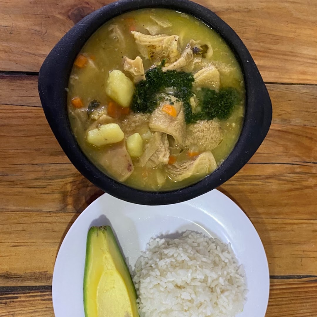 Sopa con aguacate — Restaurante y piqueteadero chicharrón al fogón