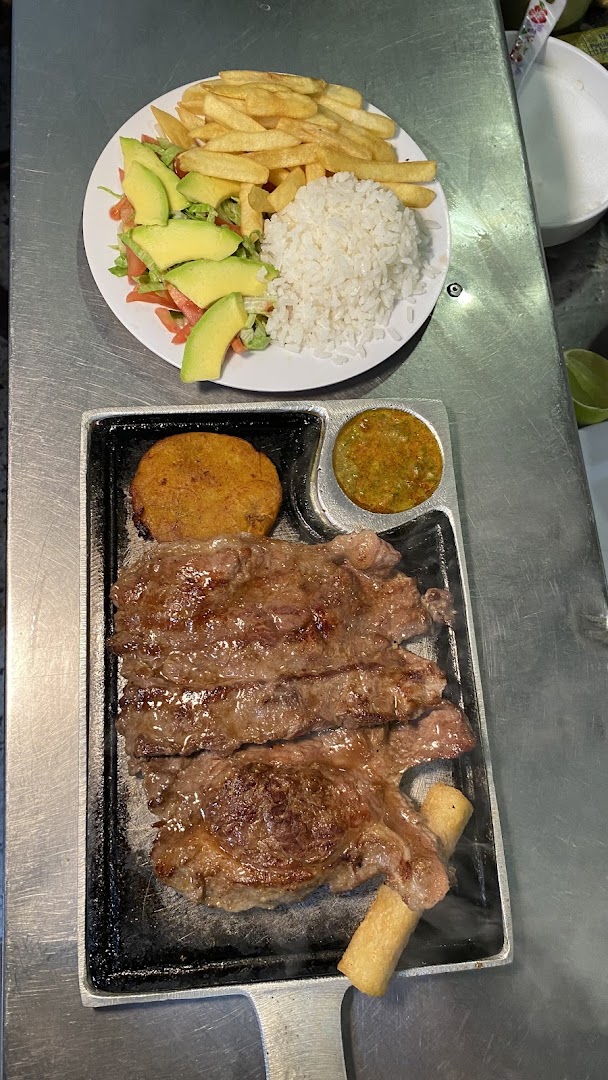 Carne a la parrilla con arepa — Restaurante y piqueteadero chicharrón al fogón