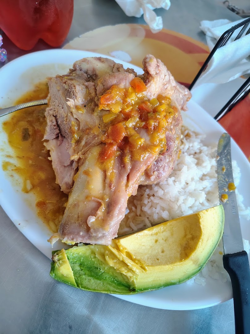 Plato con aguacate — Restaurante y piqueteadero chicharrón al fogón