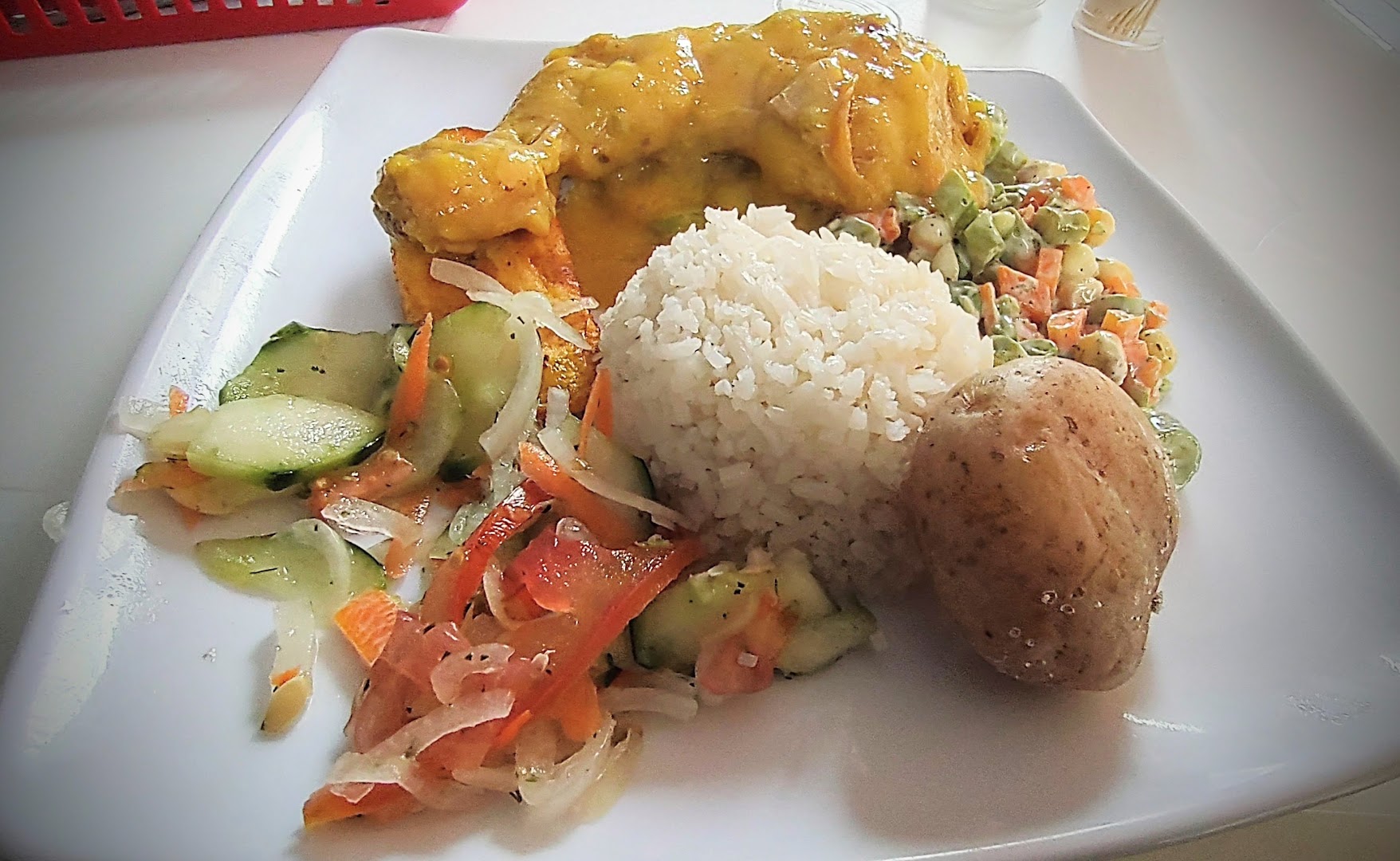 Plato con carne guisada, arroz, ensalada y croqueta