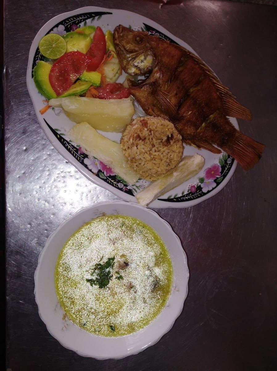 Pescado frito y sopa — Restaurante y Refresqueria el Patio Casero