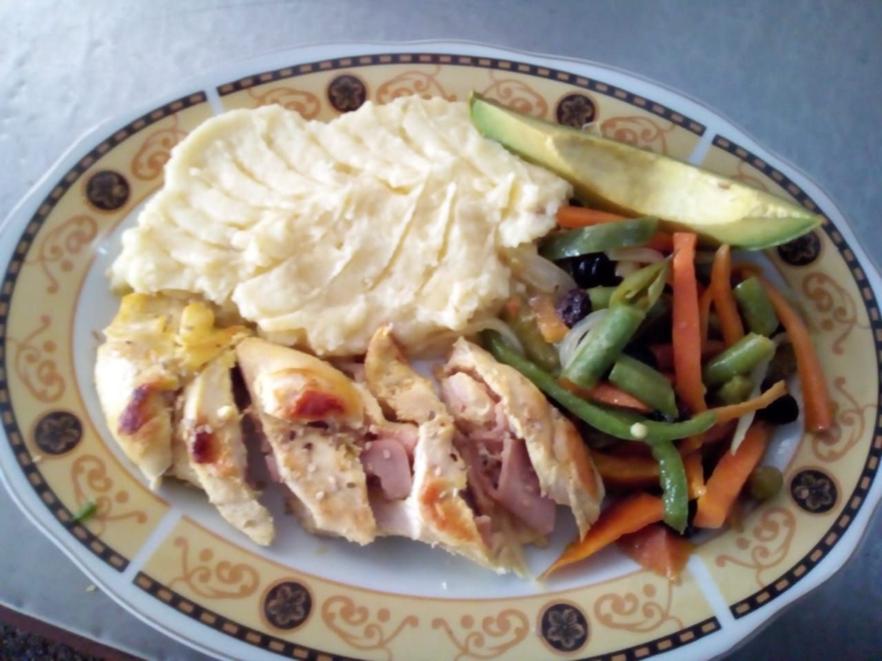 Pollo con puré y verduras — Restaurante y Refresqueria el Patio Casero