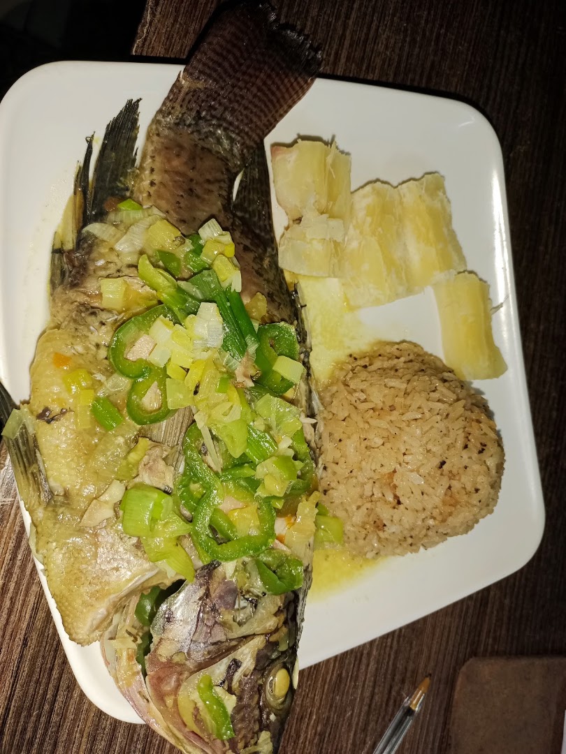 Pescado frito con yuca, arroz y ensalada