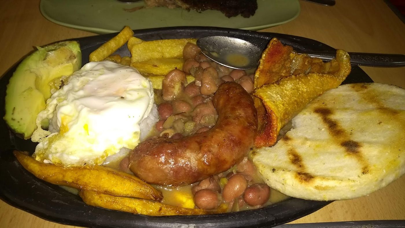 Bandeja con arepa — Restaurante Zapatoca