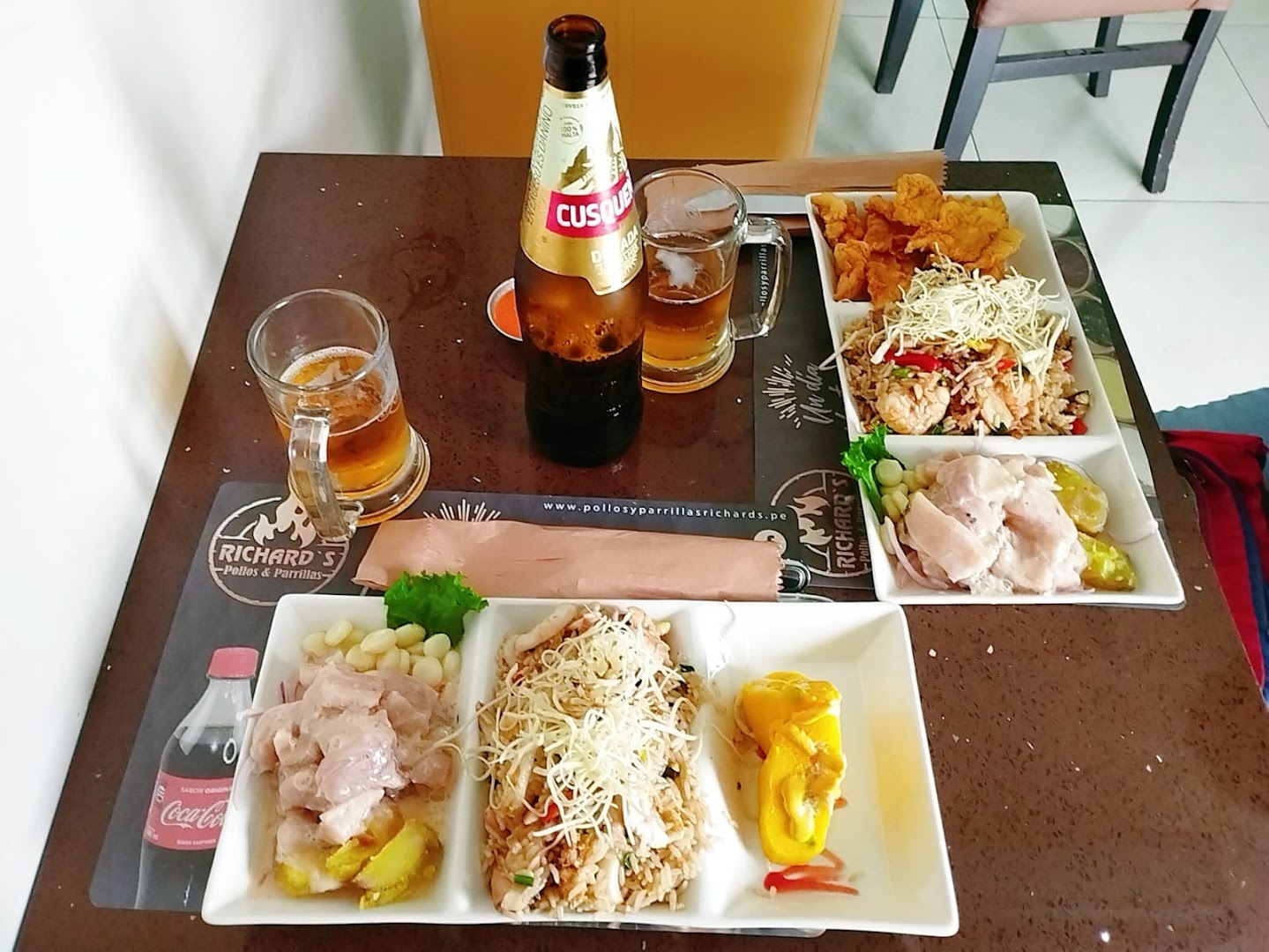 Mesa con platos variados — Richards Pescados y Mariscos