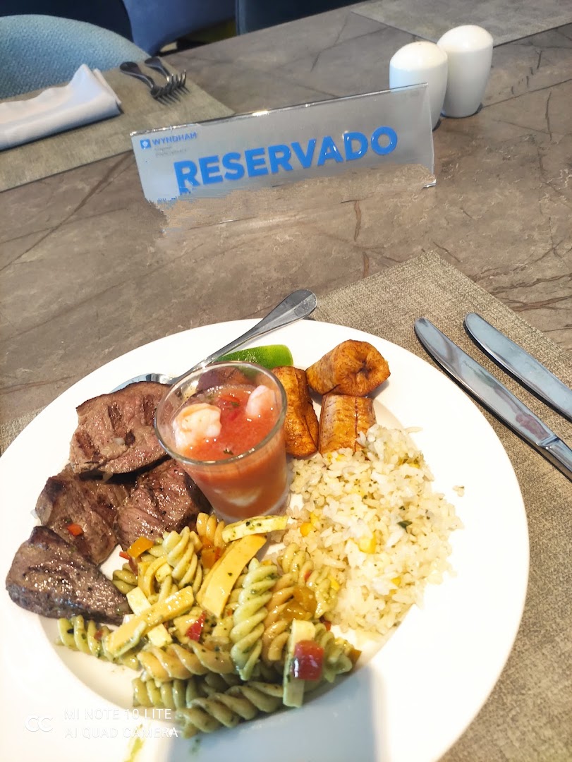 Plato de carne con pasta y arroz