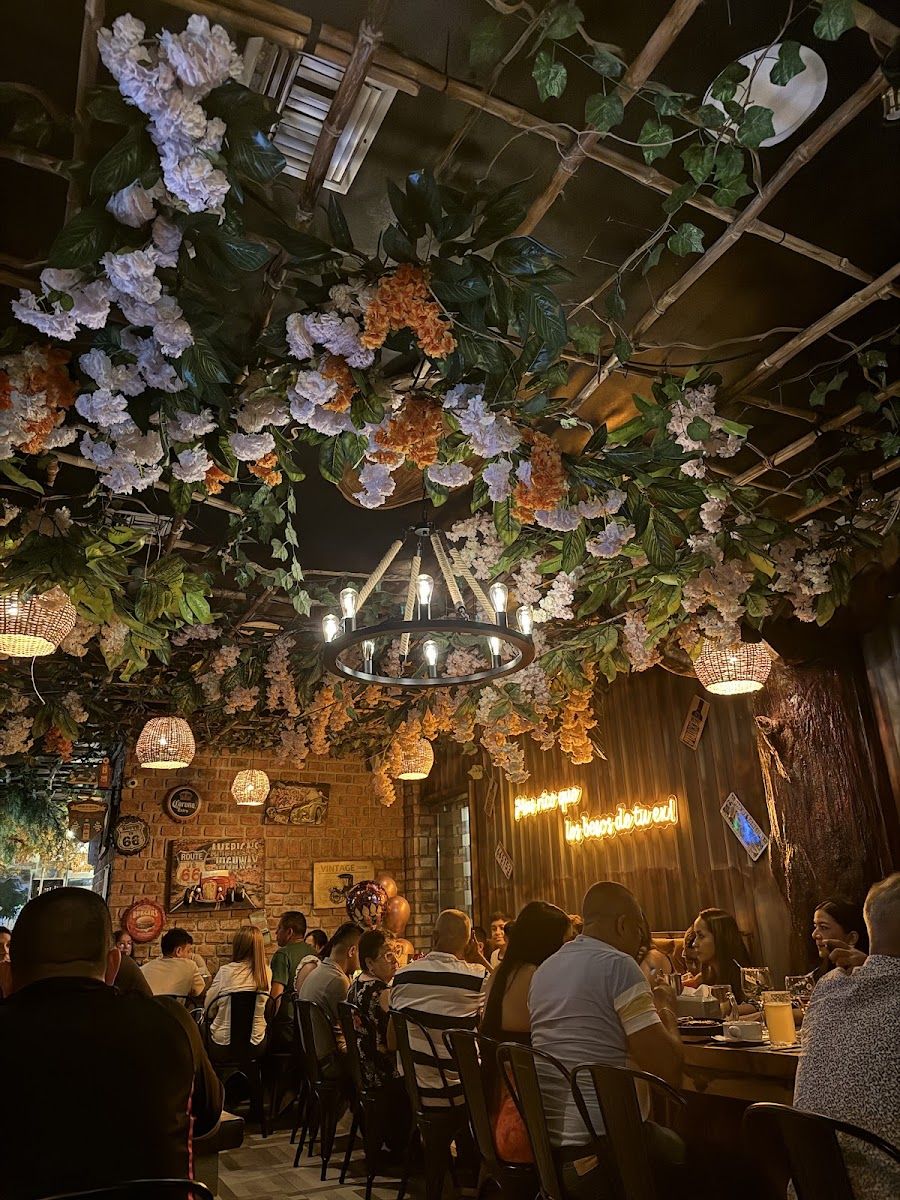 Techo de flores y luces — Ruta 66