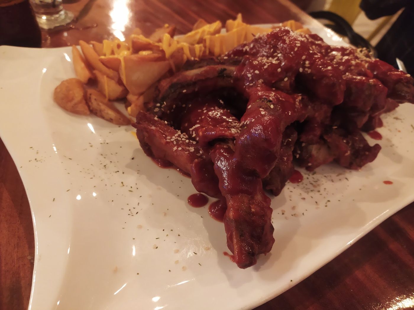 Costillas bañadas en salsa — Ruta 66