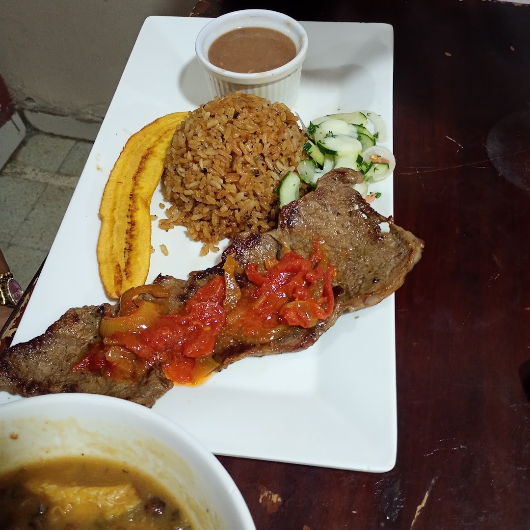 Bandeja costeña con carne, arroz de coco y patacón