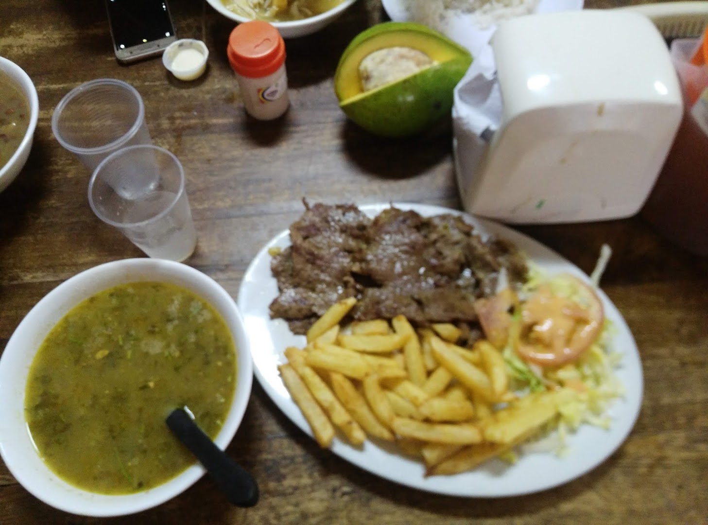 Bandeja con sopa y carne — Sabor Costeño