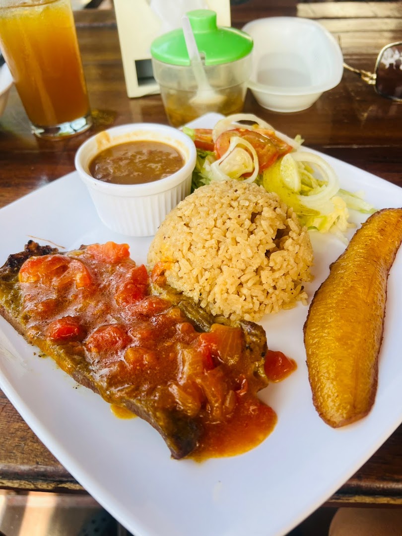 Plato con pescado, arroz y frijoles — Sabor Costeño