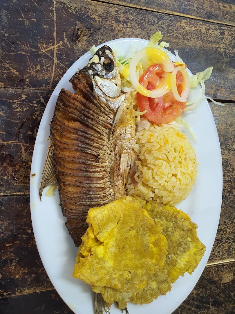 Pescado frito entero con patacón y ensalada