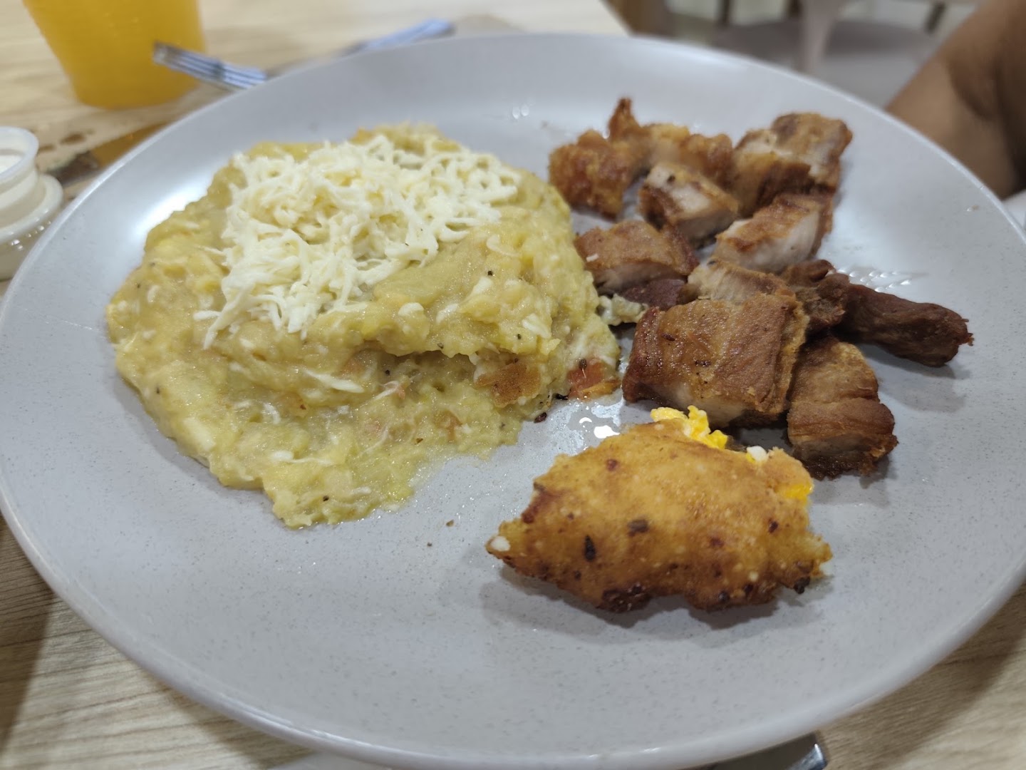 Plato con carne y queso — Sabor Costeño