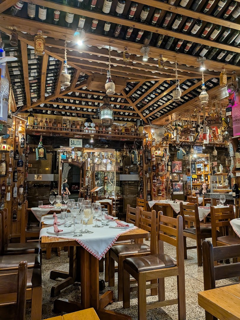 Comedor con decoración rústica — Sàlve Luigi