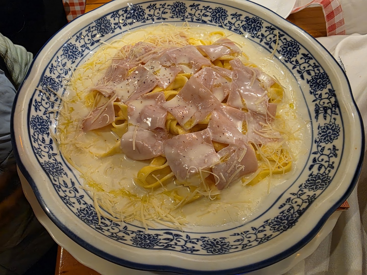 Pasta con prosciutto y salsa cremosa