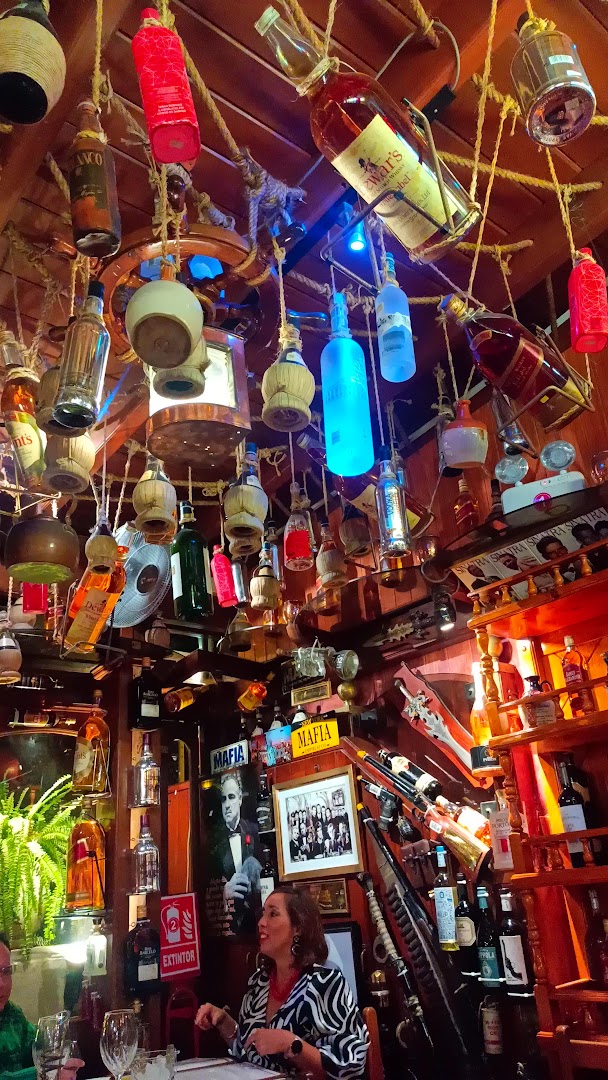 Techo con luces y botellas — Sàlve Luigi