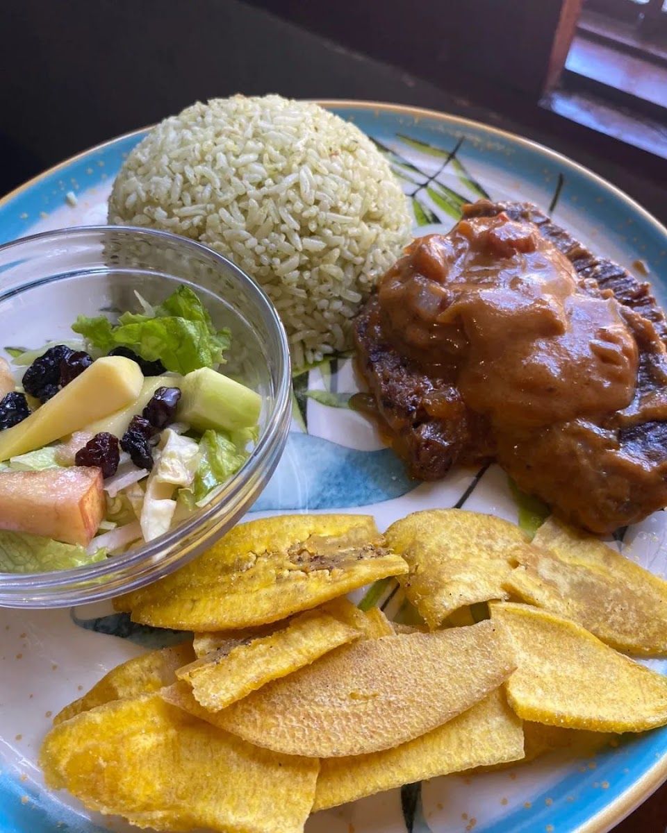 Arroz, carne y patacón — Sazón Refinado