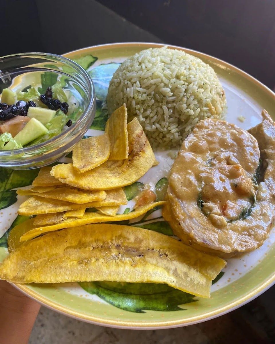 Patacones y arroz — Sazón Refinado