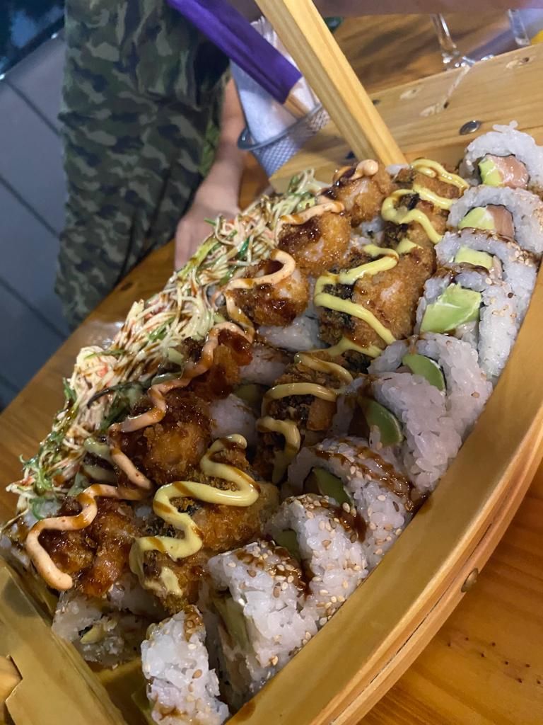 Sushi en barca — Sazón Refinado