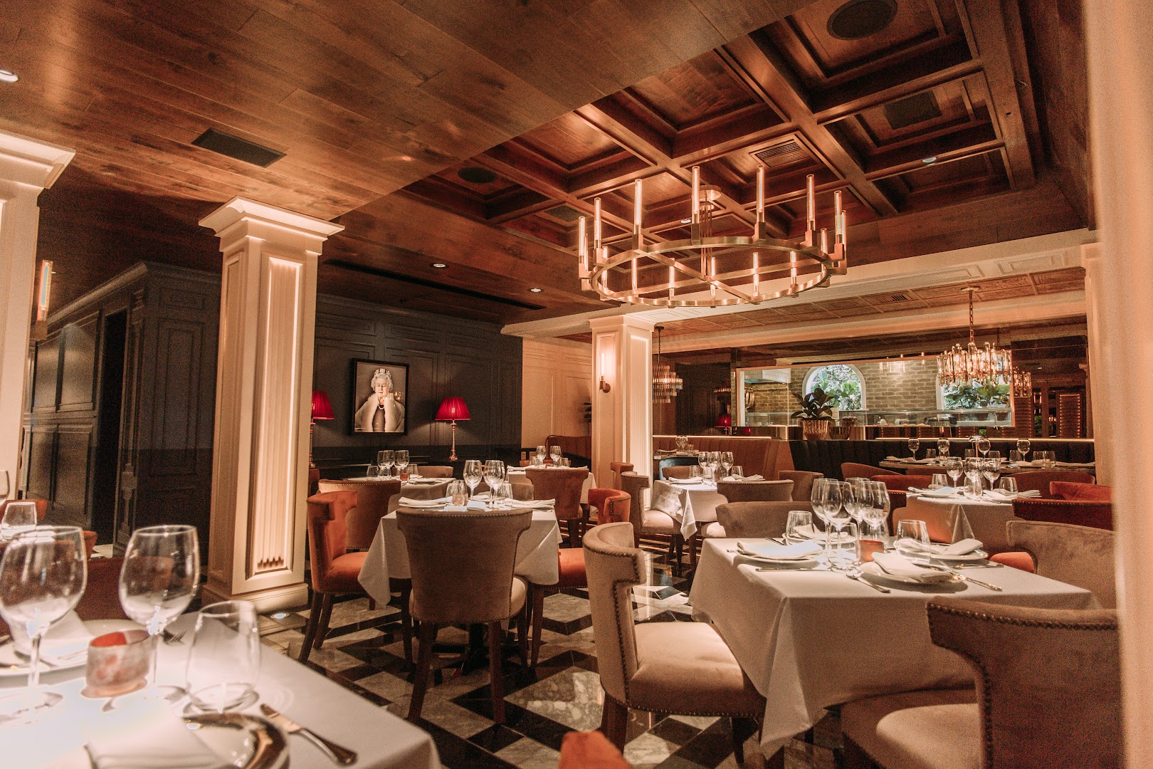Salón elegante con lámparas — SBG Sophia's Bar & Grill