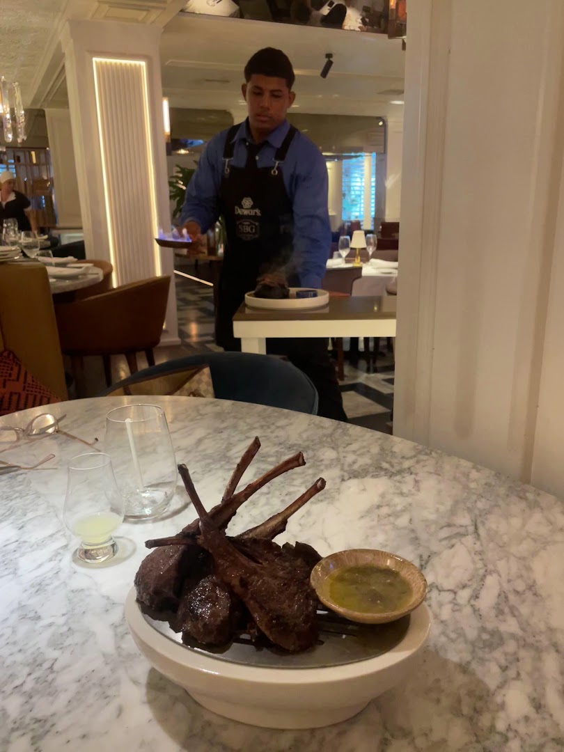 Costillar de cordero sobre mármol — SBG Sophia's Bar & Grill