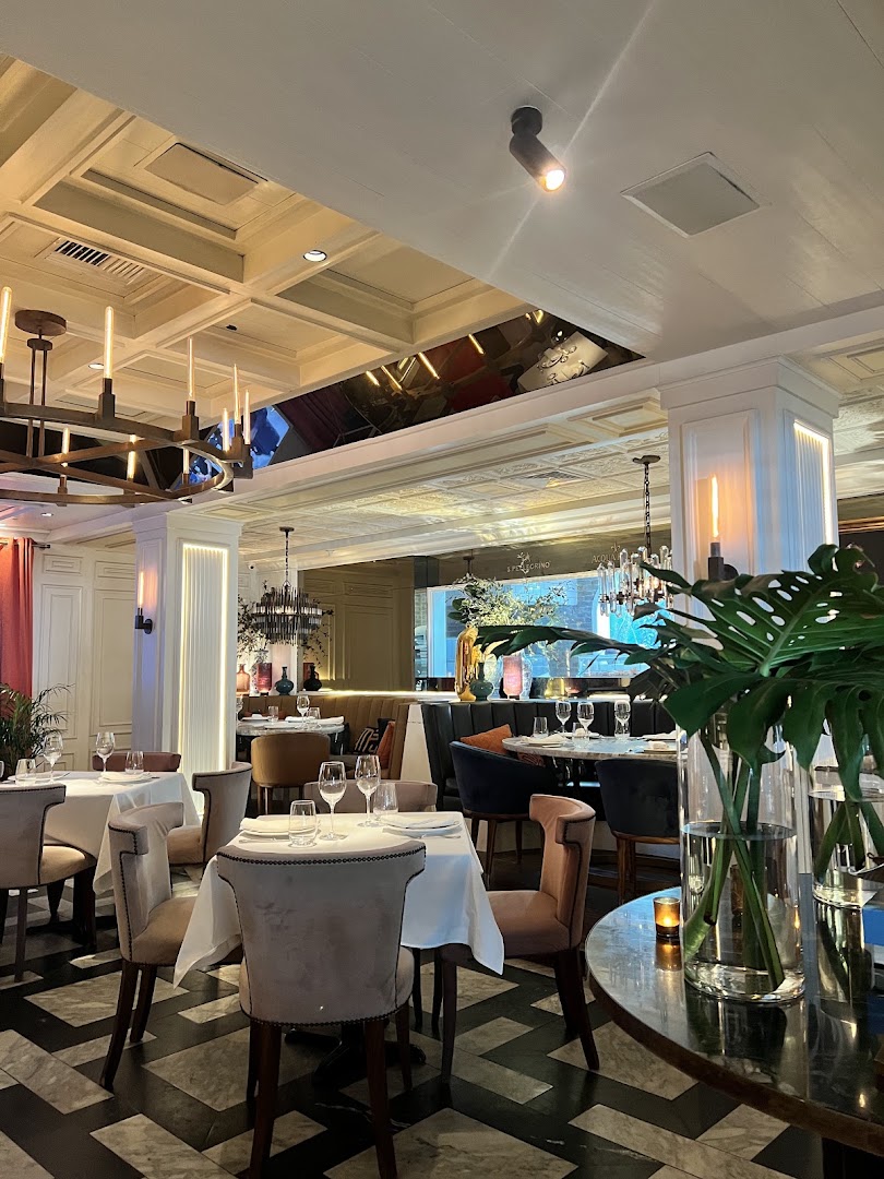 Comedor con piso a cuadros — SBG Sophia's Bar & Grill