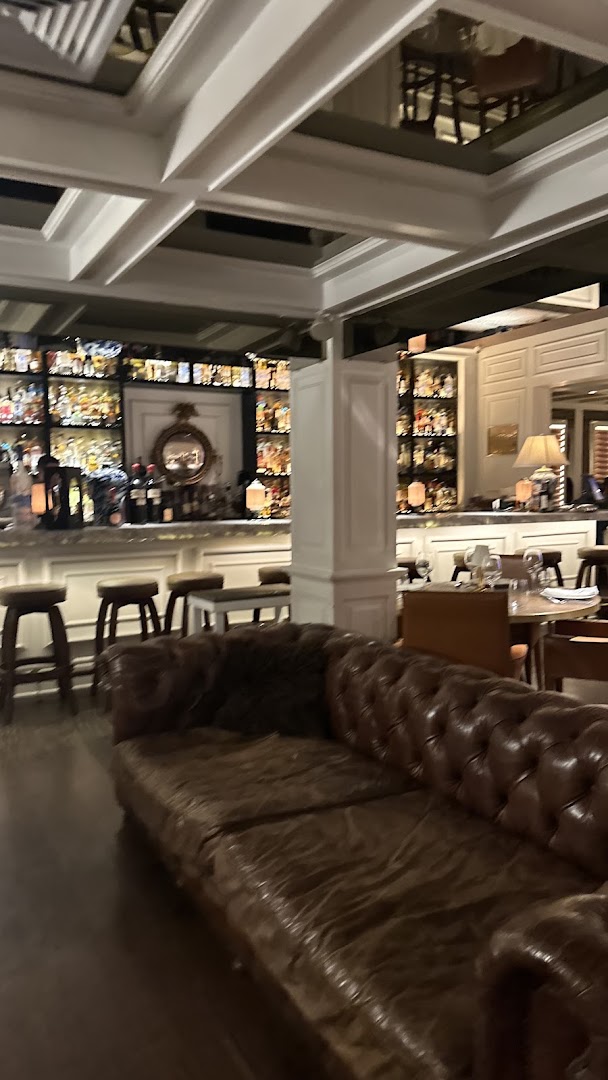 Salón lounge con sofás de cuero — SBG Sophia's Bar & Grill