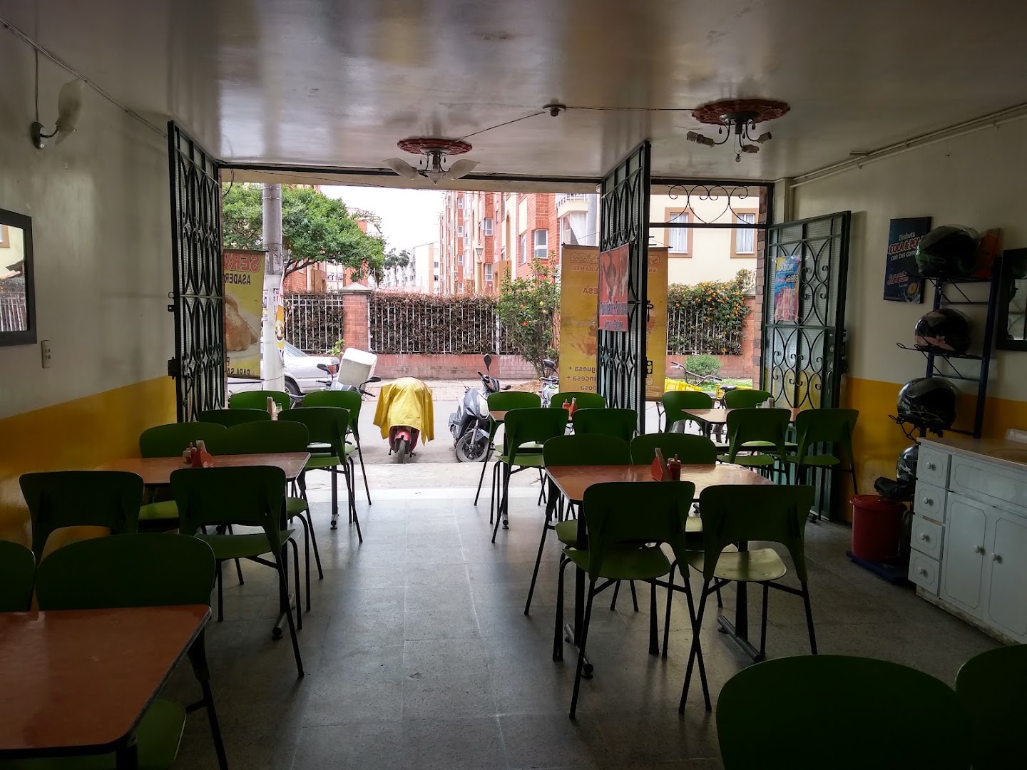 Comedor interior con sillas verdes
