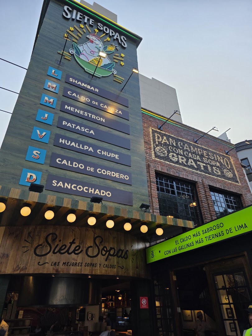 Fachada con letrero verde — Siete Sopas Lince